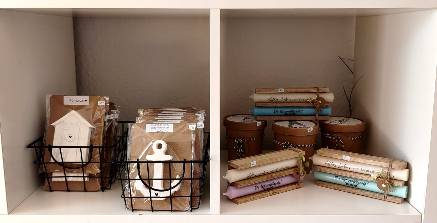 Handmade-Regal im Königs-Kinderlädchen