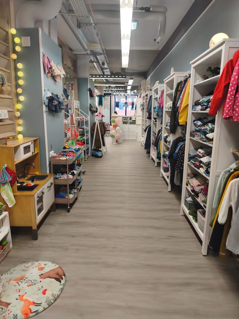 Kleidungs- und Schuhregale im Laden
