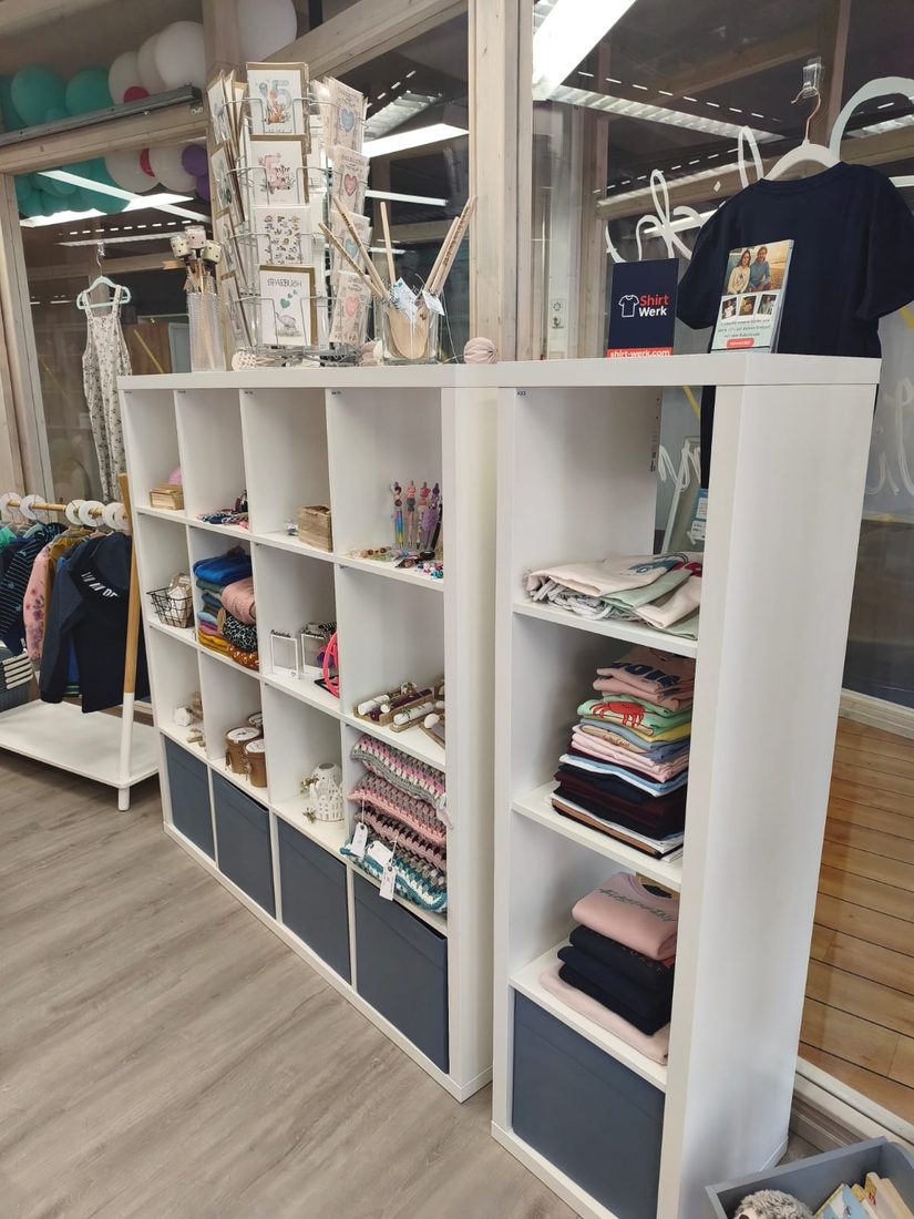 Regale mit Kinderkleidung und Accessoires